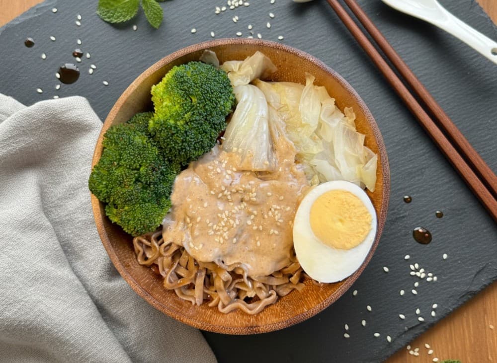 Soba Lab 胡麻沙拉蕎麥麵：木碗拌麵俯拍，蔬菜與蛋點綴